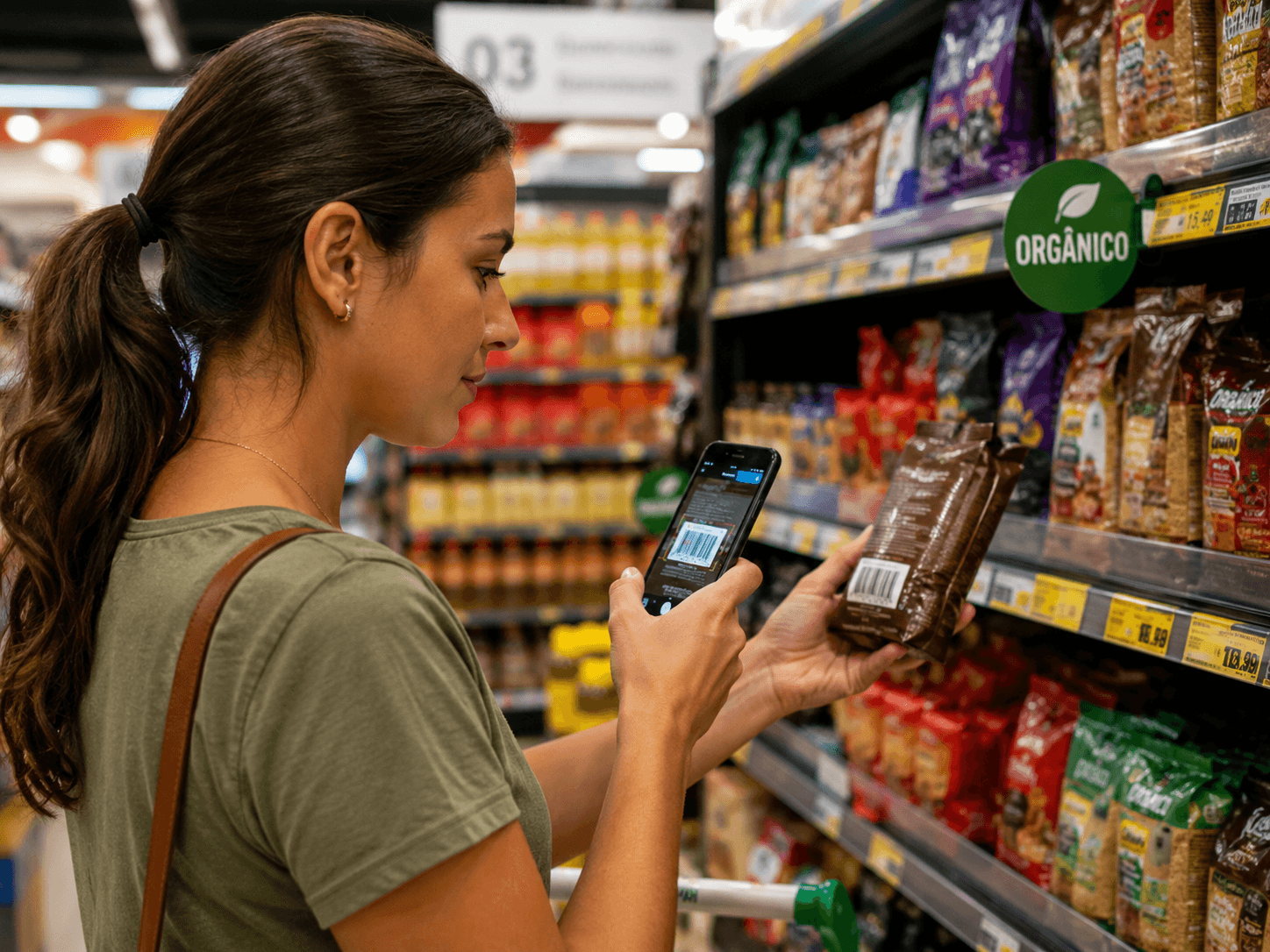Mulher escaneando o código de barras de um produto no supermercado com o celular